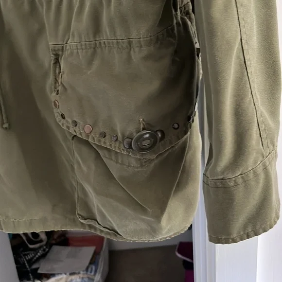 Gorgeous army jacket with patches and grommets and detail galore! Lots Pockets